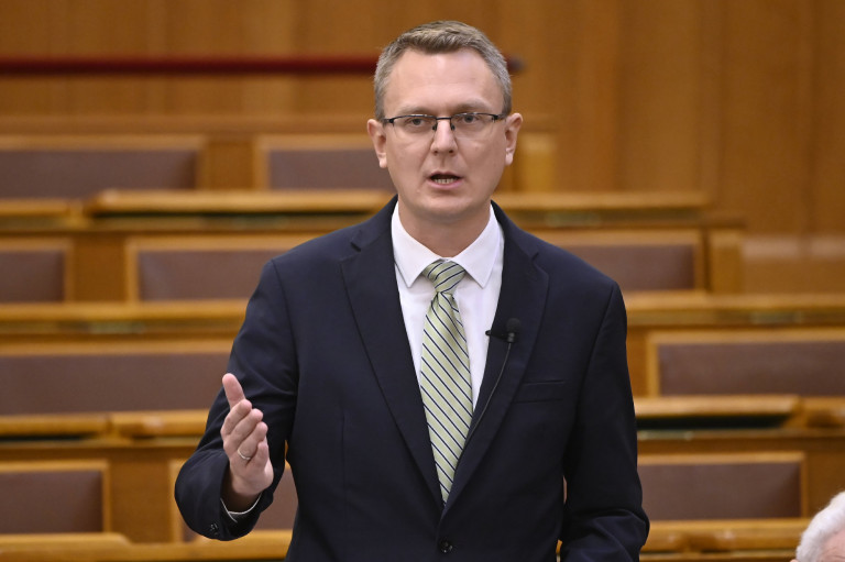 Évet zár Rétvári, listázással és brüsszelezéssel