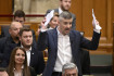 Jakab Péter dalban mondja el: Elég volt az elnyomásból!