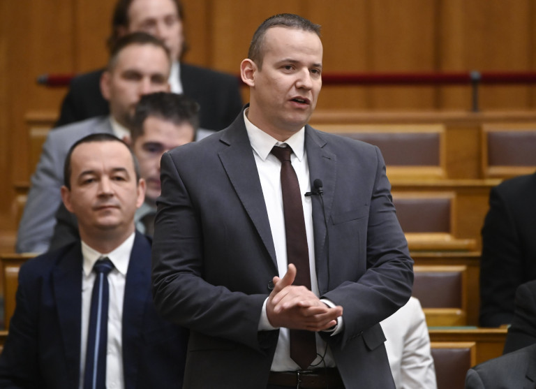 Újabb fordulat a ferencvárosi padháborúban: beszállt a Mi Hazánk