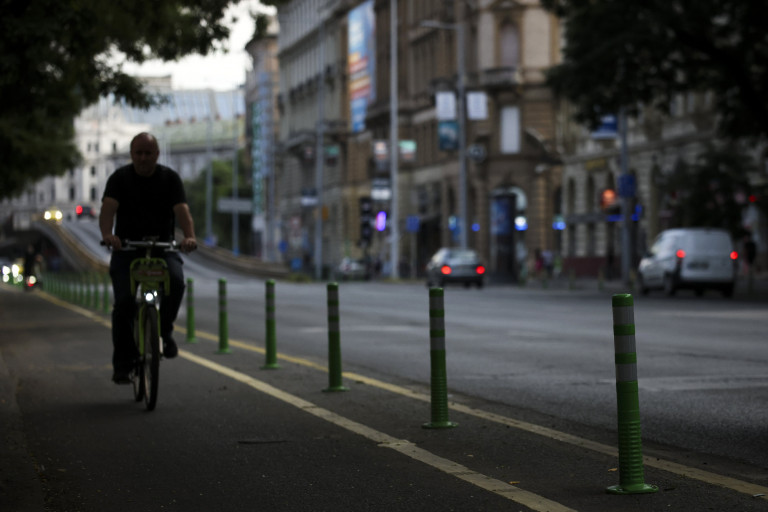 Kerékpározás közben összeeső férfit élesztettek újra Budapesten