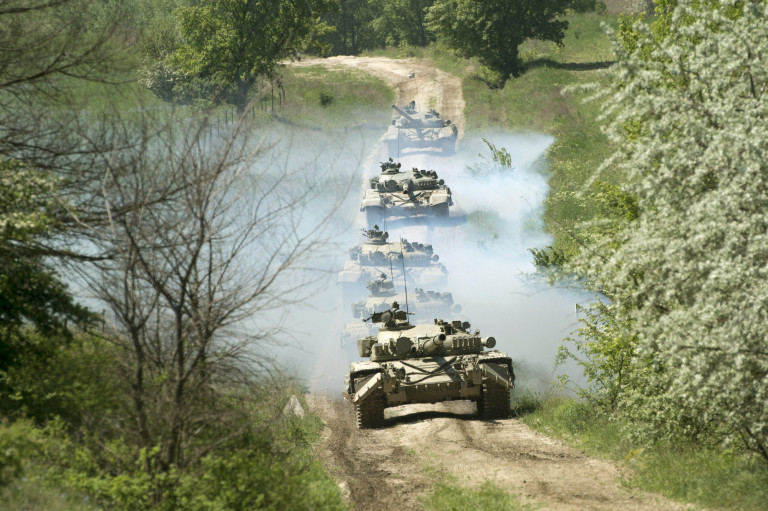 Katonai menetoszlopokra lehet számítani vasárnap az ország főútvonalain