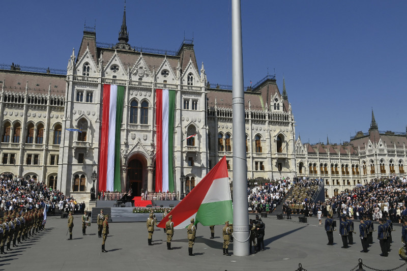 Novák Katalin k?zt?rsas?gi eln?k beiktat?sa - D?szcerem?