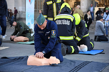 Rendőrök élesztettek újra egy turistát az Andrássyn