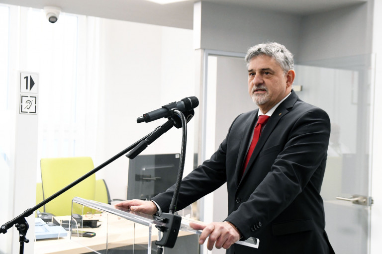 Hadházy: Röghöz kötnék a köztisztviselőket, megtiltanák az előléptetést, fizetésemelést