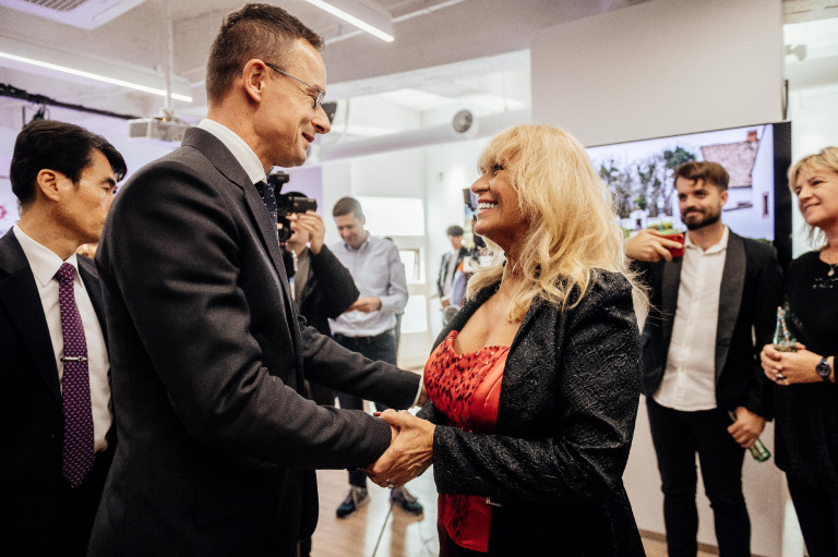 Csepregi Évát lenyűgözi Szijjártó munkabírása és kitartása