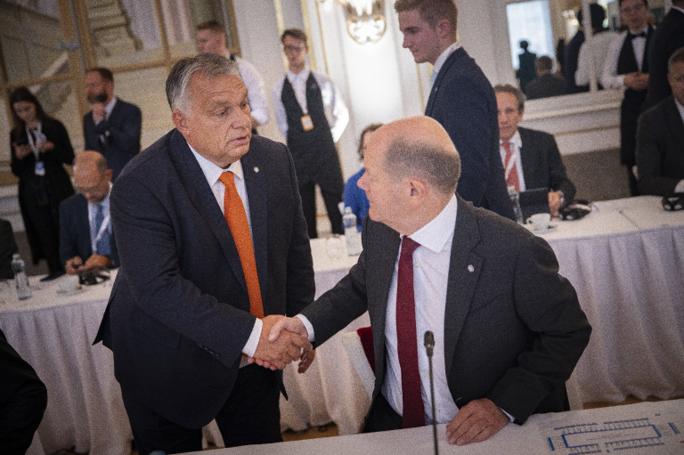 A német kancellár mesélt Orbán kivonulásáról