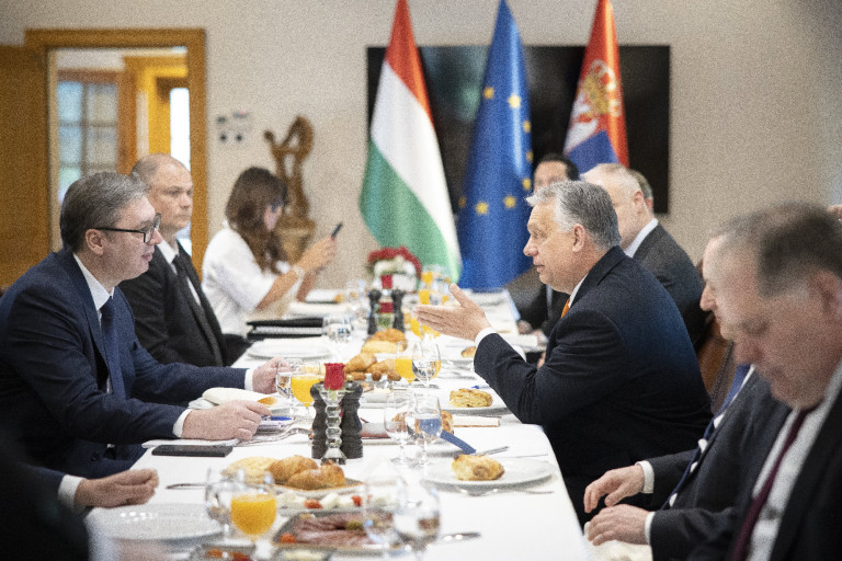 Orbán: új szintre emeljük a hadiipari együttműködést Szerbiával