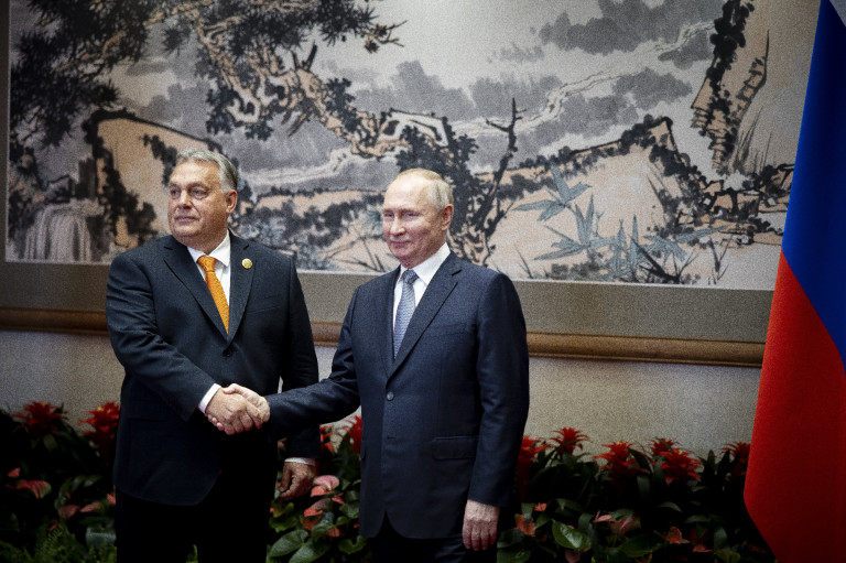 A demokrata alelnökjelölt egy kalap alá vette Putyint és Orbánt