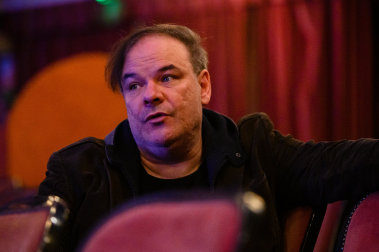 „A kezem mint a villanó villám” – Kálloy Molnár Péter legemlékezetesebb szinkronszerepei