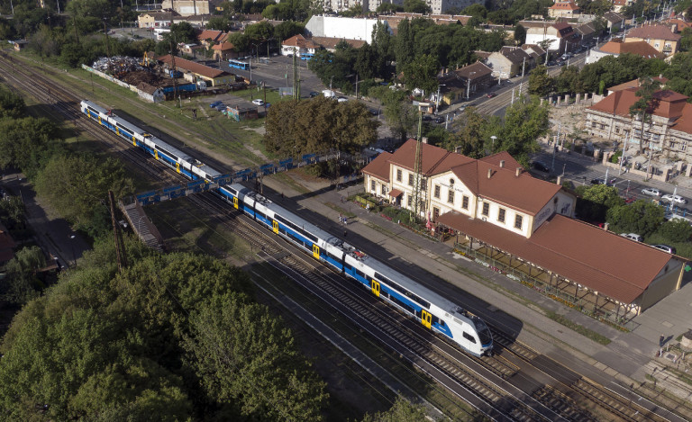 Lázár lefújta, újraindította, most az ellenzéki önkormányzat megtámadta az agglomerációs vasútvonal fejlesztését