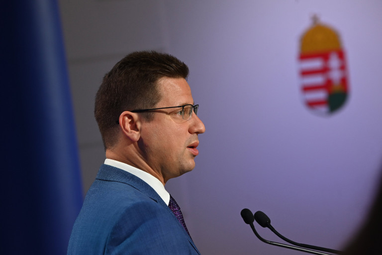 Gulyás: Nyomás alatt a kormány, de békepárti marad