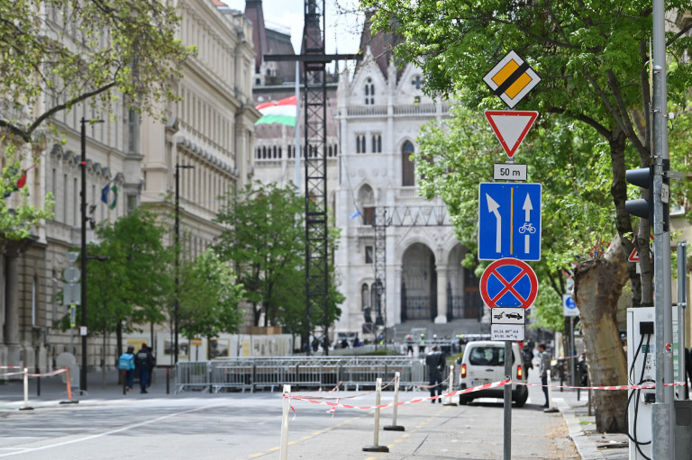 Nemzetbiztonsági kockázatra hivatkozva nem engednek be egy fotóriportert a pápalátogatás rendezvényeire