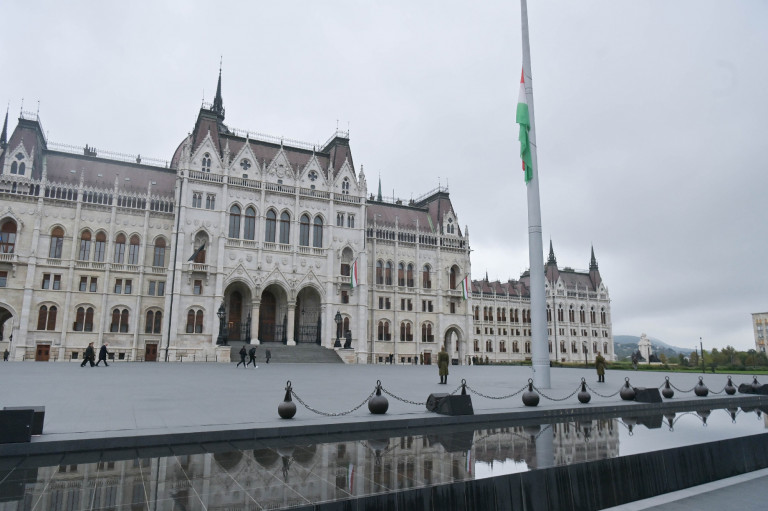 Félárbócra engedték a nemzeti lobogót az Országház előtt