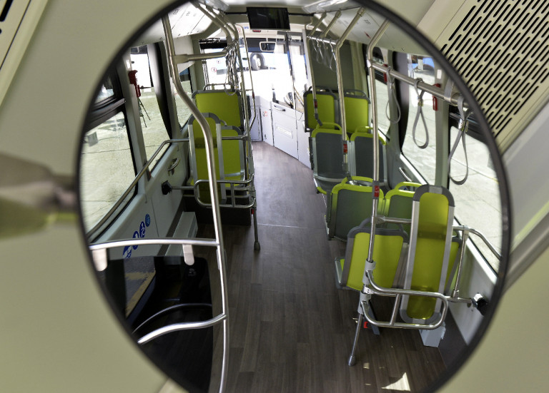 Nem viselt maszkot, a buszsofőr nem nyitott neki ajtót: életveszélyesen bántalmazta a sofőrt