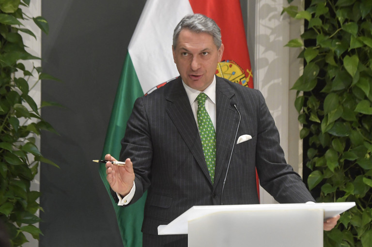 Reagált Lázár János Tarr Zoltán feleségének kirúgására