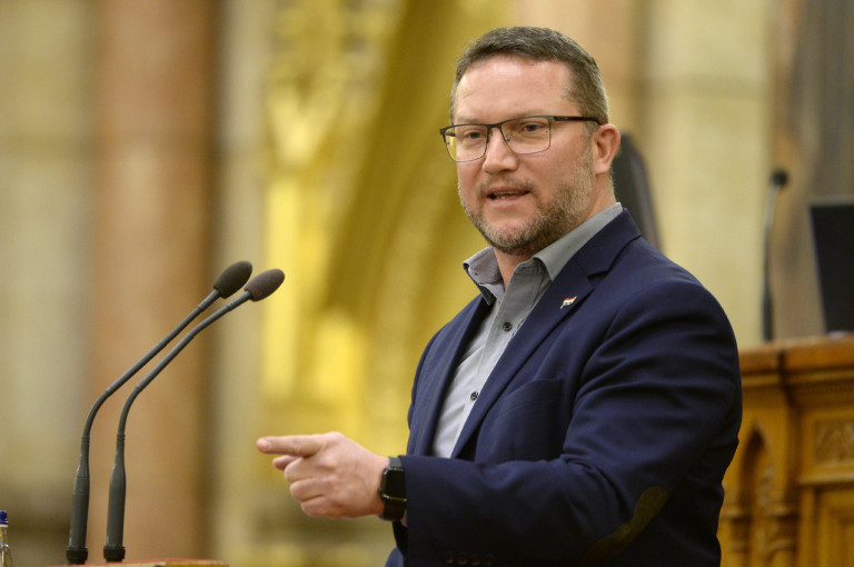 Ujhelyi kilép az MSZP-ből