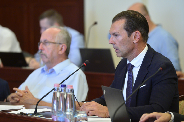 A DK beperli a kormányt, amiért nem ad rezsitámogatást az ellenzéki kerületeknek