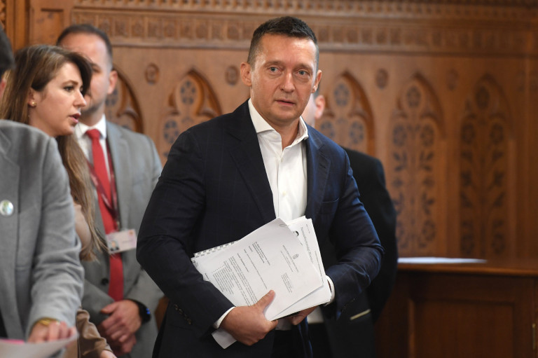 Rogán Antaltól a NER közeli milliárdoshoz kerültek a magyarok telefonszámai