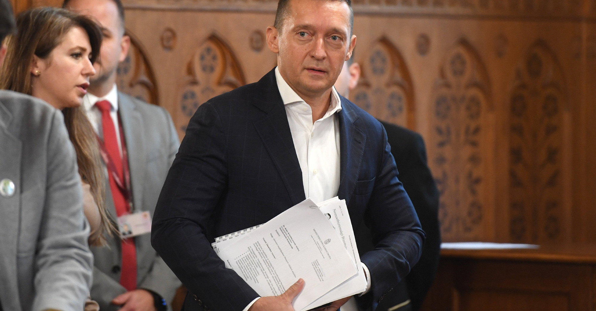 Rogán Antaltól a NER közeli milliárdoshoz kerültek a magyarok telefonszámai