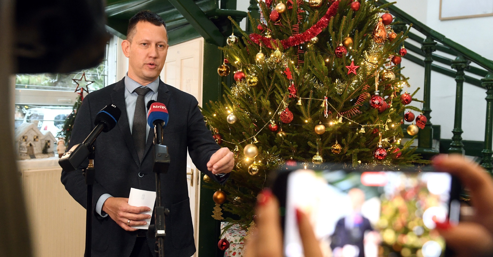 Fülöp Attila előbb hátráltatta Magyar Péter adományozását, később már maga is adományozott
