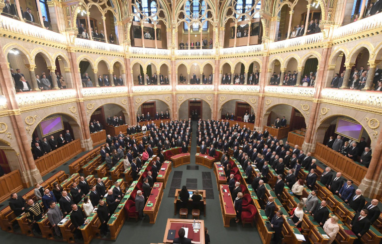 Leteszi az esküt az új kormány