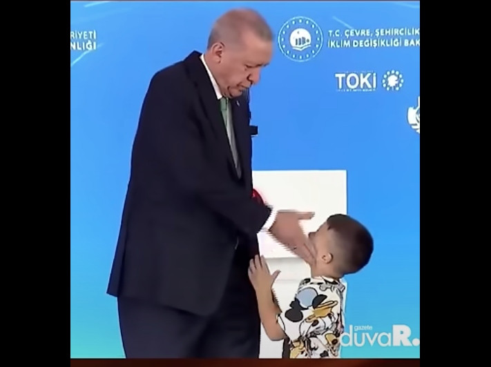 Erdogan pofonütött egy gyereket a színpadon, amiért nem akart elsőre kezet csókolni neki
