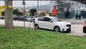 Autóból figyelik a közmédia előtt sátrazó Hadházyt