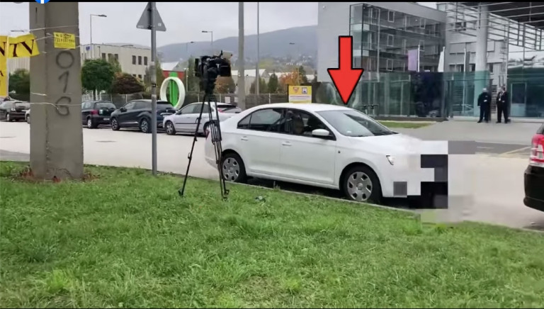 Autóból figyelik a közmédia előtt sátrazó Hadházyt
