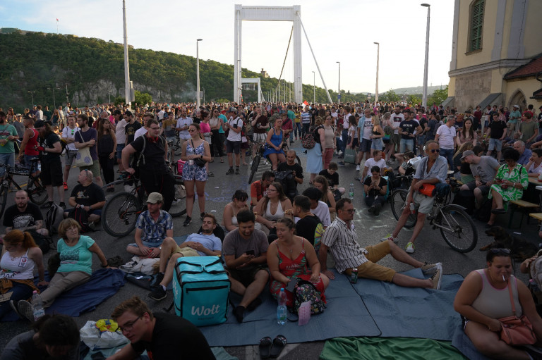 Hídon grillezést tart a Kutyapárt a katás tüntetések harmadik napján