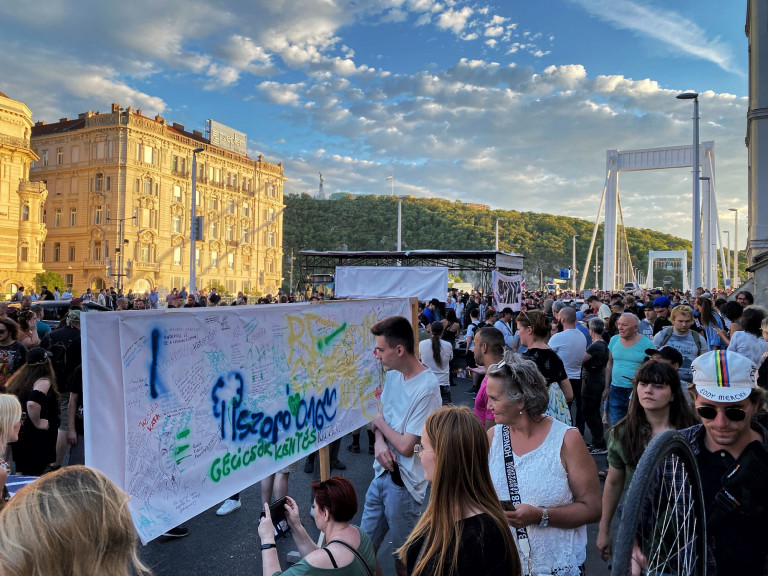 Óriási rezsiszámlát égettek az Erzsébet hídon a katatörvény elleni negyedik tüntetésen 