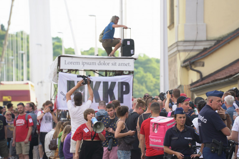 Republikon: elérte a parlamenti küszöböt a Kutyapárt