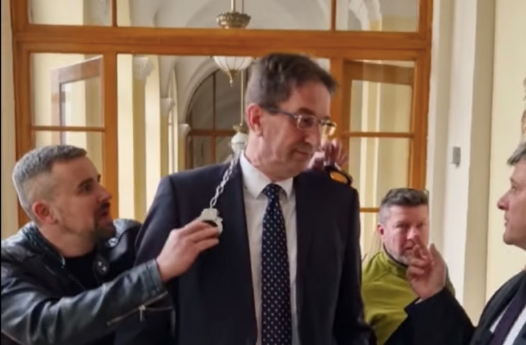 Bilincset akasztott Jakab Péter Völner Pál nyakába