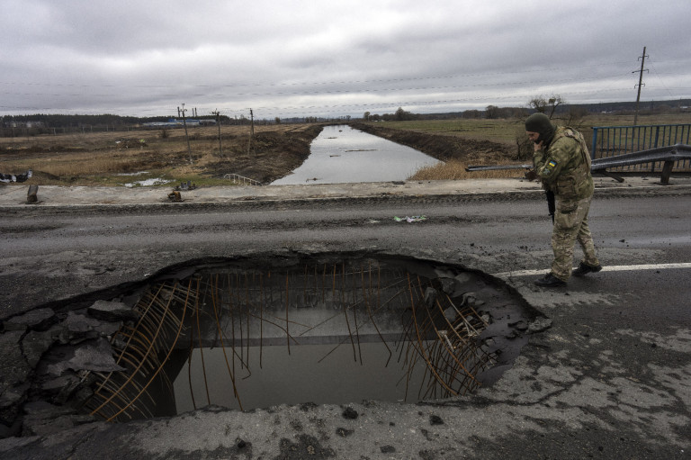 Kotrógéppel robbantják fel az aknamezőt az ukránok