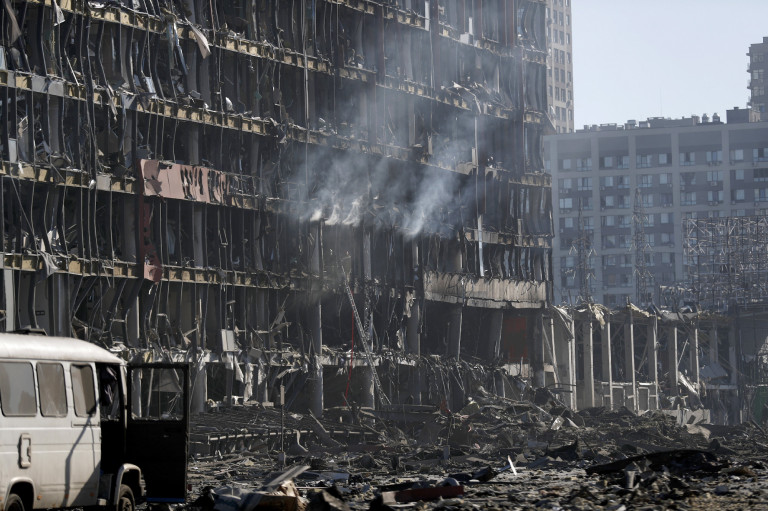 Herszonban civil tüntetők közé lőttek, az orosz haderők Odesszát bombázzák