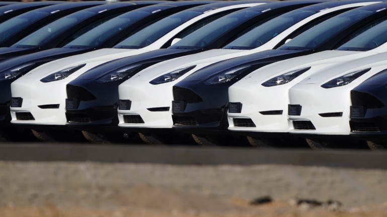 Tizennégyezer alkalmazottat bocsát el a Tesla