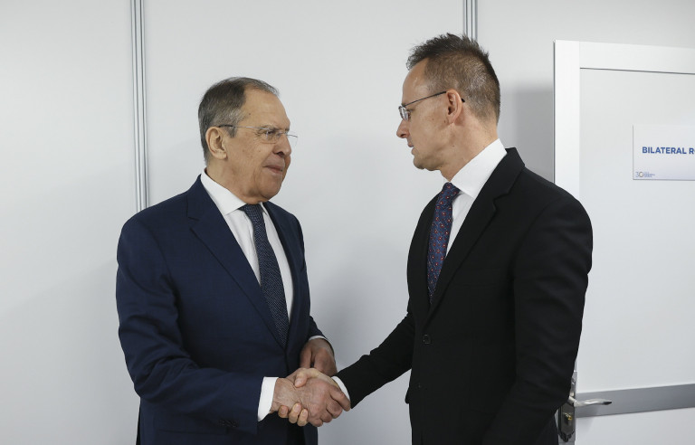Amíg Orbán Zelenszkijjel találkozott, Szijjártó az orosz külügyminiszterrel telefonált