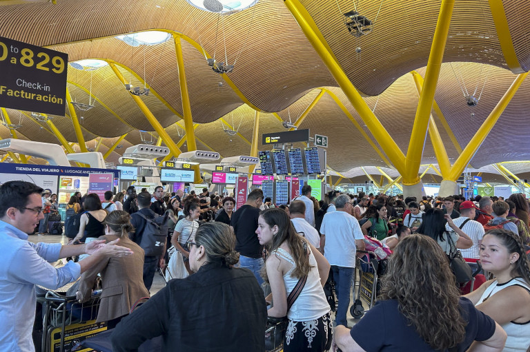 Villám csapott a gépbe, egy napja várakoznak Madridban a Wizz Air magyar utasai