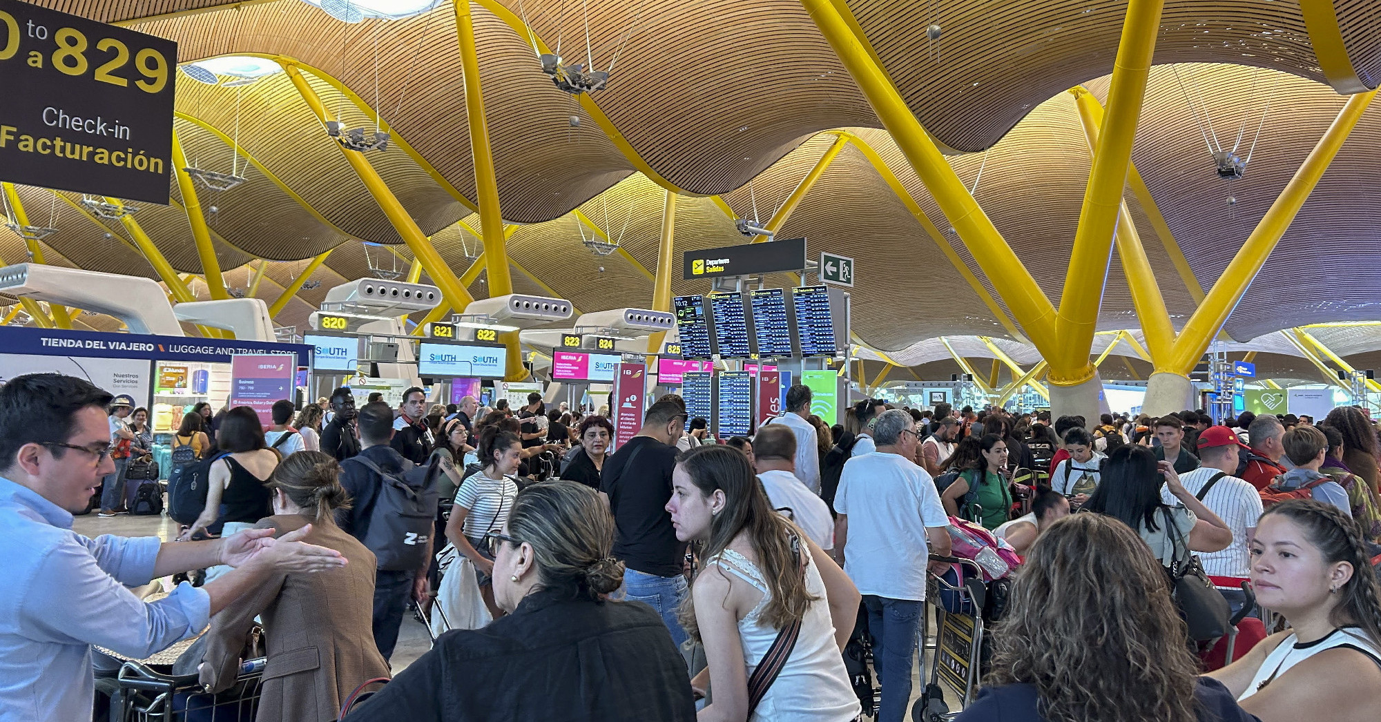 Villám csapott a gépbe, egy napja várakoznak Madridban a Wizz Air magyar utasai