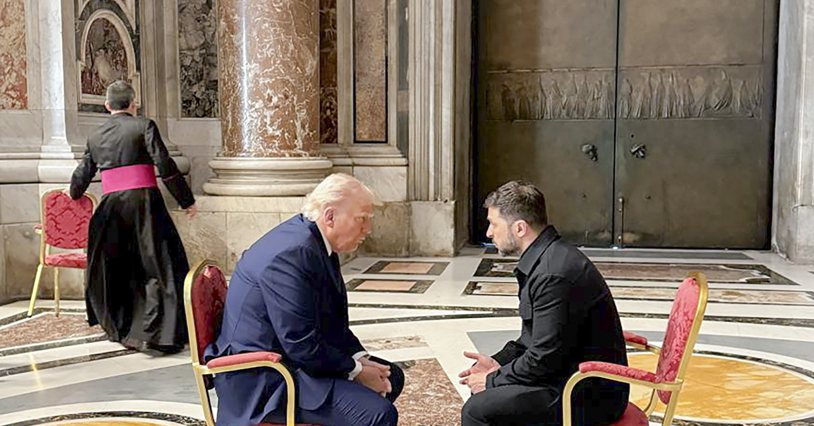 Villámtárgyalást folytatott Rómában Volodimir Zelenszkij és Donald Trump