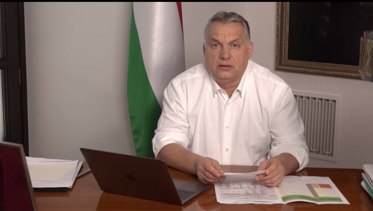 Orbán Facebook-kommentekre válaszol és oltásra buzdít