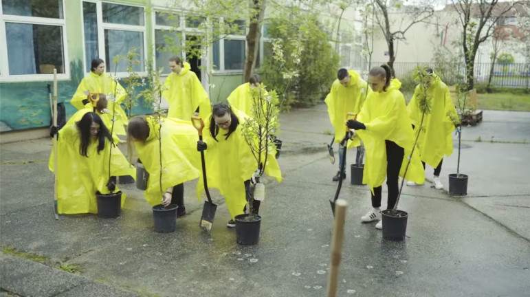 74 ezer középiskolásnak kellett volna elballagnia a hétvégén, gyümölcsfákkal emlékeznek a diákévekre