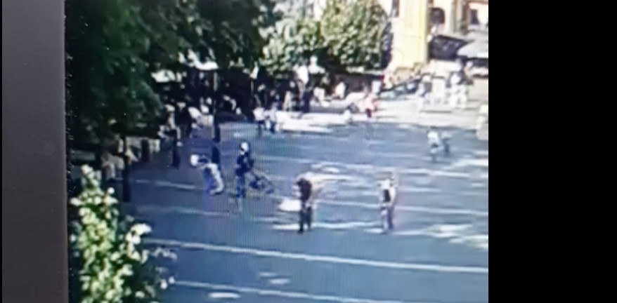 Megtámadták Egerben a Momentum standját