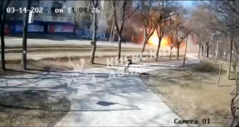 Videó: Békésen sétáló emberek közé csapódott egy bomba Kijevben 