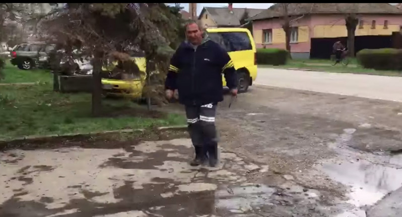 Buszoztatást videózott a szavazatszámláló a karcagi körzetben, megfenyegették, hogy kirúgják a kezéből a telefont