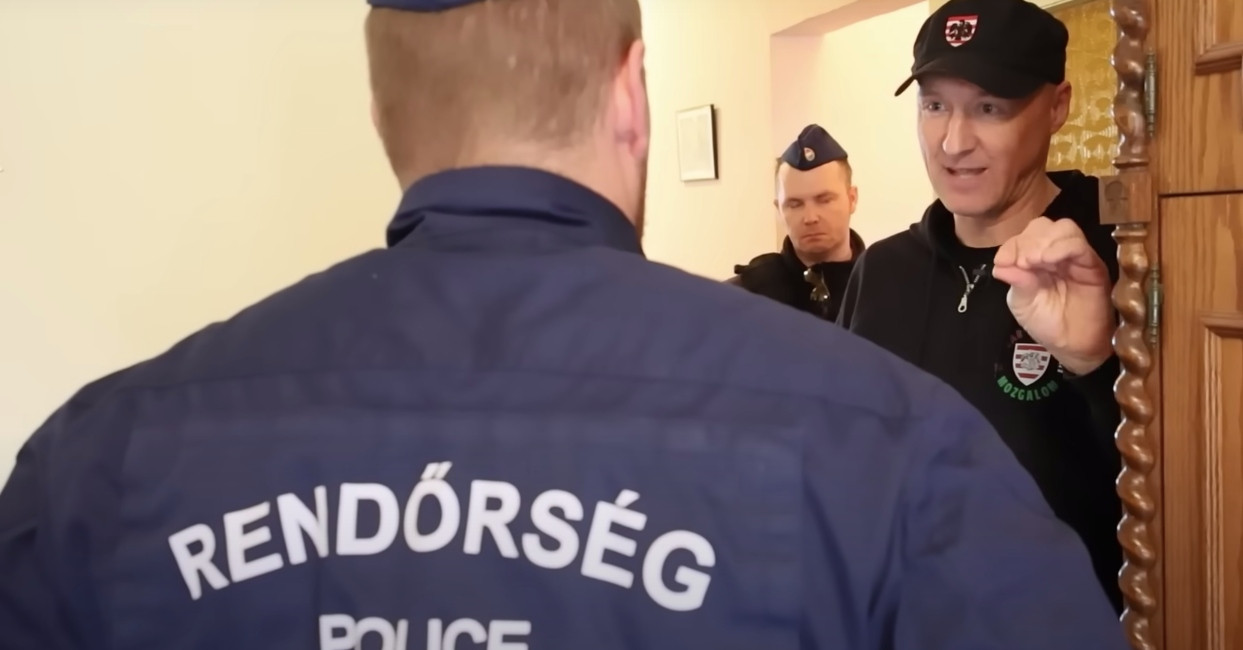 A "lakásfoglalókat" kipateroló szélsőjobbos vezér a rendőrt is leteremti