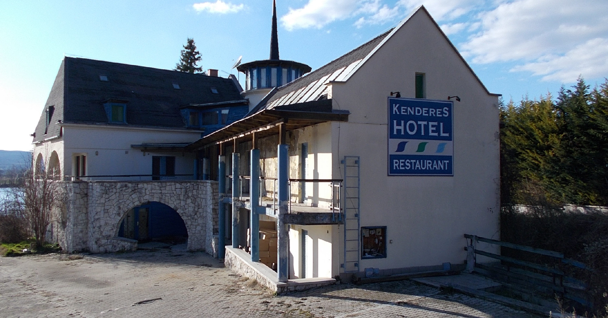 Zebegényi hotelt és pavilont újíthat fel a Rétvári-közeli alapítvány
