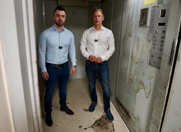 Magyar Péter visszament a szolnoki kórház liftjébe