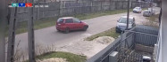 Felvette a térfigyelő, ahogyan a villanyoszlopnak csapódnak fiatalok Miskolcon