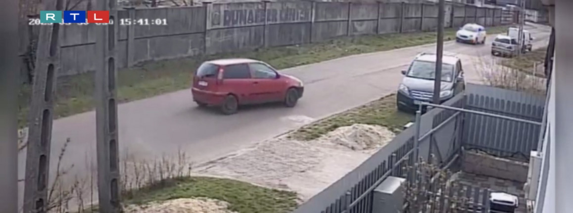 Felvette a térfigyelő, ahogyan a villanyoszlopnak csapódnak fiatalok Miskolcon