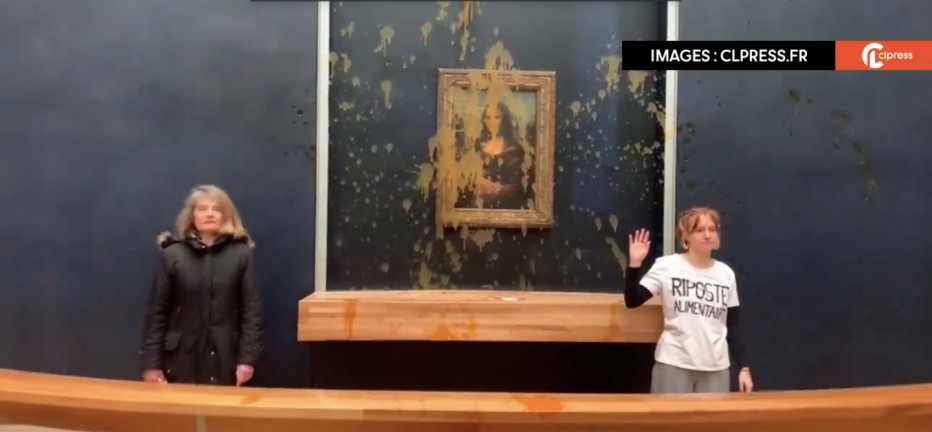 Konzervlevest dobtak a Mona Lisára – videó